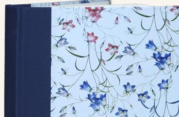 Blaues Album mit Blumenmotiv und hellen Seiten